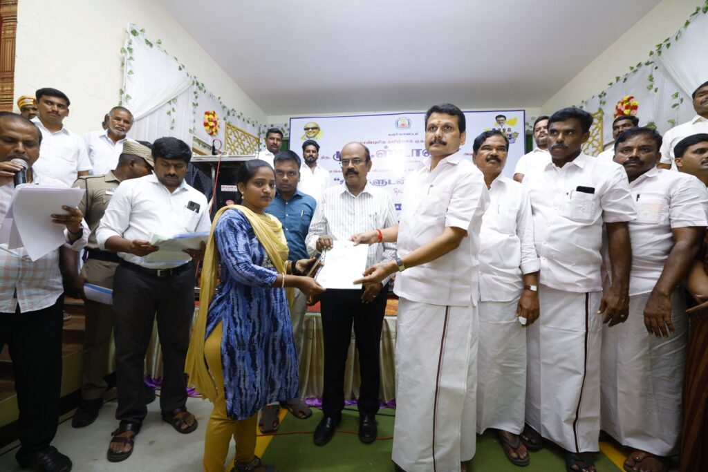 Hon’ble Karur MLA Thiru. V. Senthil Balaji, along with District Collector Thiru. Thangavel, IAS, interacting with the public and receiving petitions during the #UngaludanStalin special grievance redressal camp held at Rasi Murugan Mahal, Kadapparai Panchayat, Karur district.